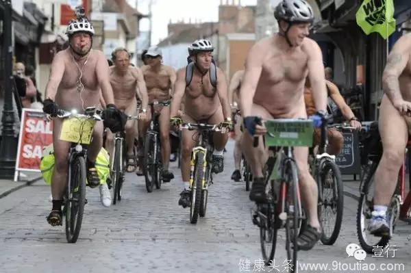 在英国组织的裸体骑行，因为一位骑行者勃起而被警方干预