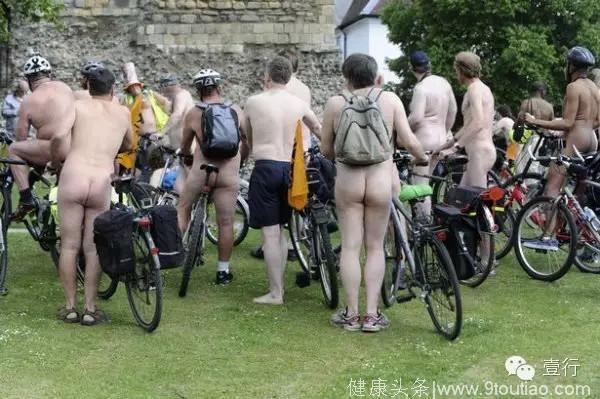 在英国组织的裸体骑行，因为一位骑行者勃起而被警方干预