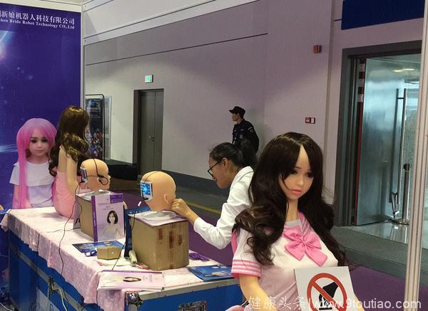 高智能多语种性爱机器人 菲菲惊艳上海成人展