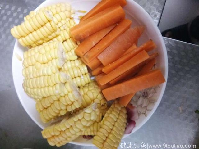 养生食谱：清香谈雅的玉米排骨汤，既能开胃益脾又可润肺养心