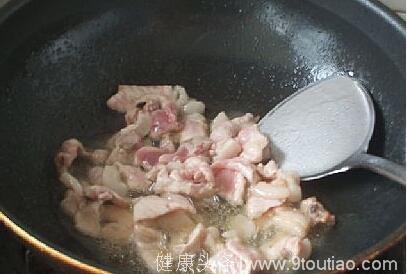 三伏天一定要记得吃“皇帝菜”！跟猪肉一起炒着吃，养胃还能补气