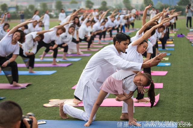 印度男瑜伽教练，教数百名美女练习瑜伽！三哥也有“正经人”！