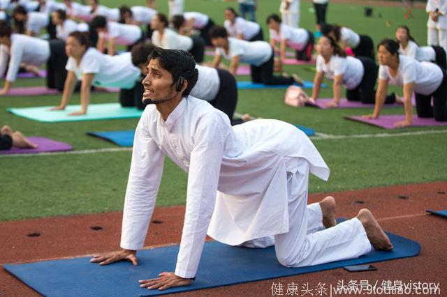 印度男瑜伽教练，教数百名美女练习瑜伽！三哥也有“正经人”！