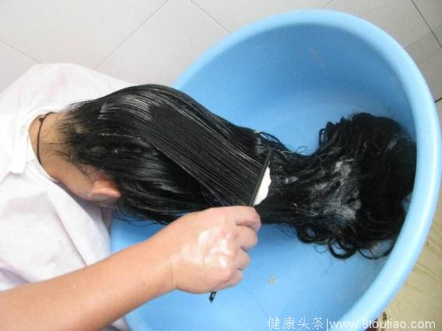 洗头时先用洗发水还是护发素？教你正确使用顺序，头发柔顺不脱发