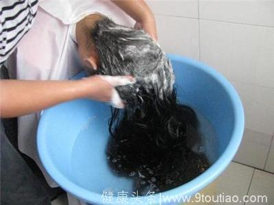洗头时先用洗发水还是护发素？教你正确使用顺序，头发柔顺不脱发