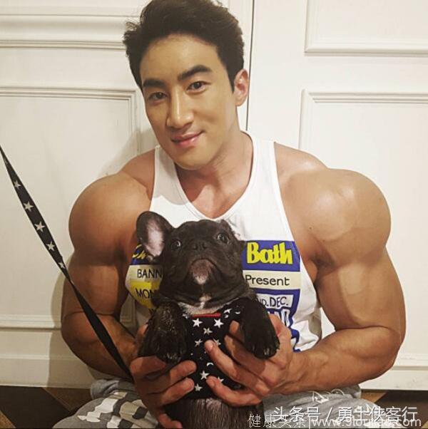 韩国最强男人，表情呆萌肌肉威猛，他是韩国为数不多有肌肉的！