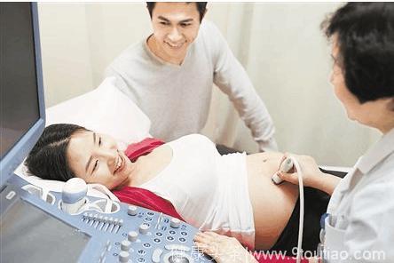 孕妇以为自己怀上双胞胎，去医院检查原来是胃胀气，太尴尬了