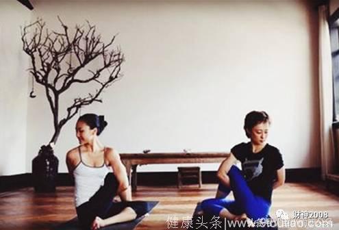 邓超和孙俪的瑜伽动作PK，谁的动作更漂亮呢？