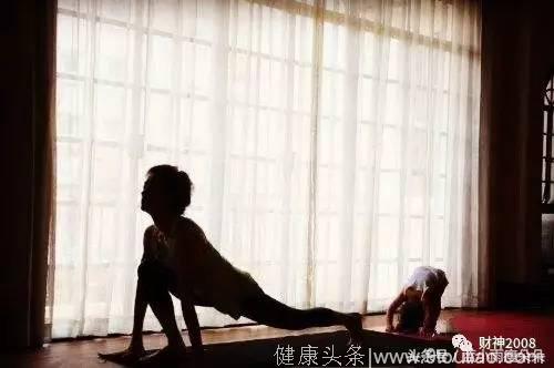 邓超和孙俪的瑜伽动作PK，谁的动作更漂亮呢？