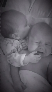 双胞胎宝宝同床睡，无意之间，孕妈拍下有趣一幕