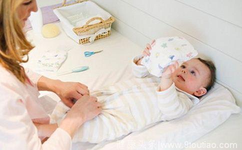 奇葩的治疗方法可治不好宝宝湿疹，护理才是关键