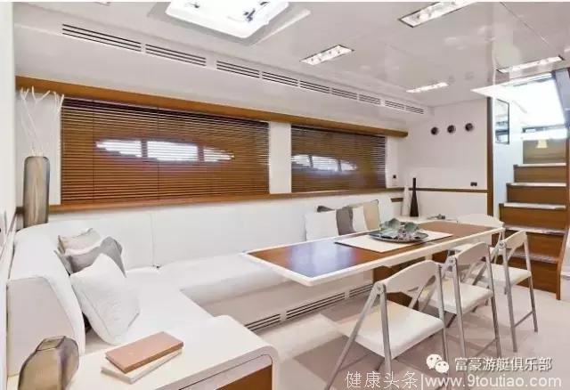 豪华游艇 Itama 75 优雅和宽阔的驾驶舱