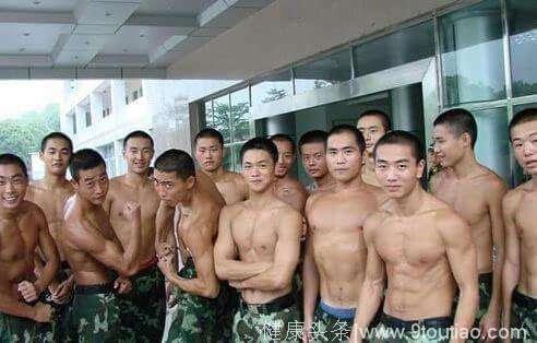 美国大兵的肌肉为什么比中国解放军的大，除去人种的原因，原来是因为这个！