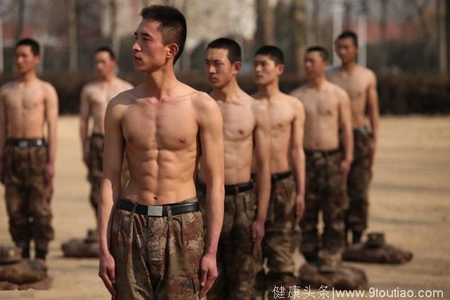 美国大兵的肌肉为什么比中国解放军的大，除去人种的原因，原来是因为这个！