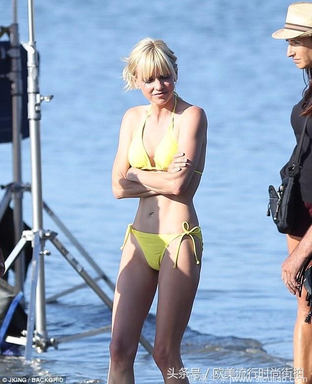 安娜·法瑞丝穿着黄色比基尼在电影《落水姻缘》拍摄现场