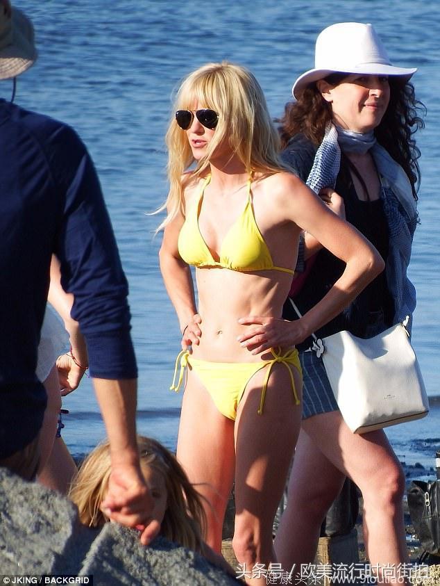 安娜·法瑞丝穿着黄色比基尼在电影《落水姻缘》拍摄现场