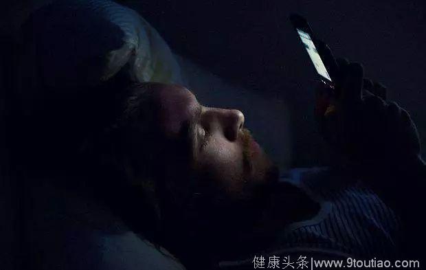睡前躺着玩手机危害大！降低危害办法有这些，第5条最有用！