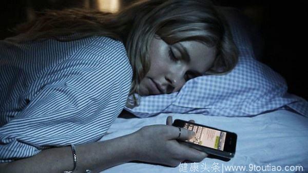 睡前躺着玩手机危害大！降低危害办法有这些，第5条最有用！