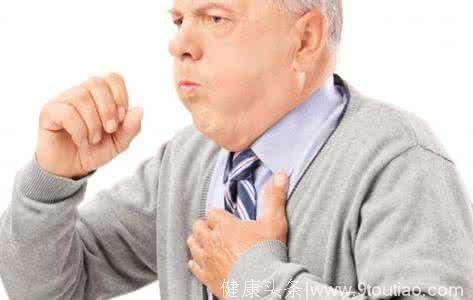 老人肺部竟像“煮稀饭”，冒出痰液和食物？老人总呛咳要小心！