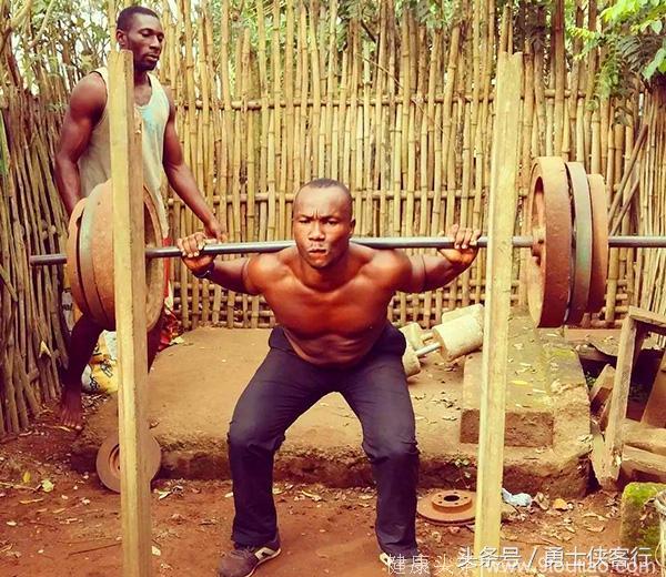 英雄不问出处，非洲小伙在最“垃圾”的健身房中，练出最牛的肌肉！