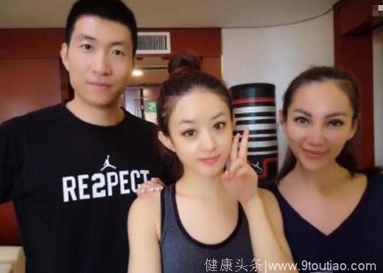 29岁赵丽颖健身房健身，遇女教练要求合影，照片晒出后迷之尴尬