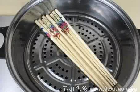 你还在习惯整把地搓洗筷子？多数人做错了，难怪筷子总是发霉发黑