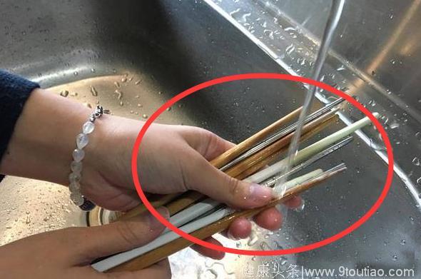 你还在习惯整把地搓洗筷子？多数人做错了，难怪筷子总是发霉发黑