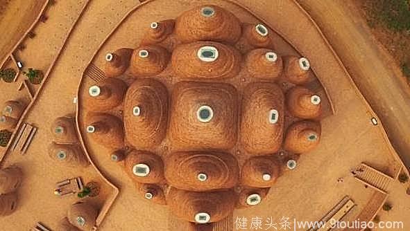 云南第一怪人的家像一堆女人的“乳房”，被评为中国最丑的艺术