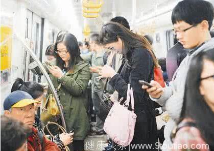 中国人平均每天沉迷手机3小时全球第二，你的颈椎还好吗？