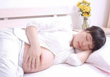 孕妇睡觉有讲究，2种睡姿最伤宝宝，教你正确睡姿宝宝才会更健康