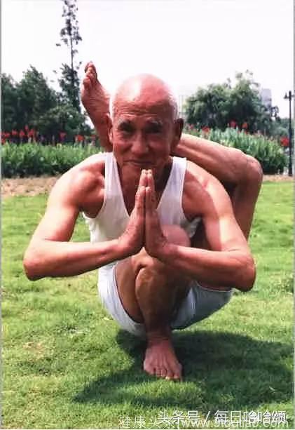 她87岁瑜伽，治好几十年的驼背，瑜伽就是这么神奇！