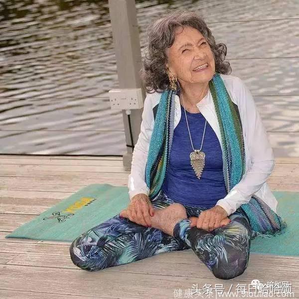 她87岁瑜伽，治好几十年的驼背，瑜伽就是这么神奇！