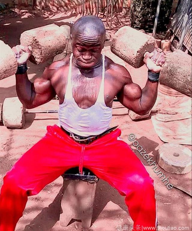 非洲小哥的身体革命，最简易的健身器械，练出最强大的肌肉身躯