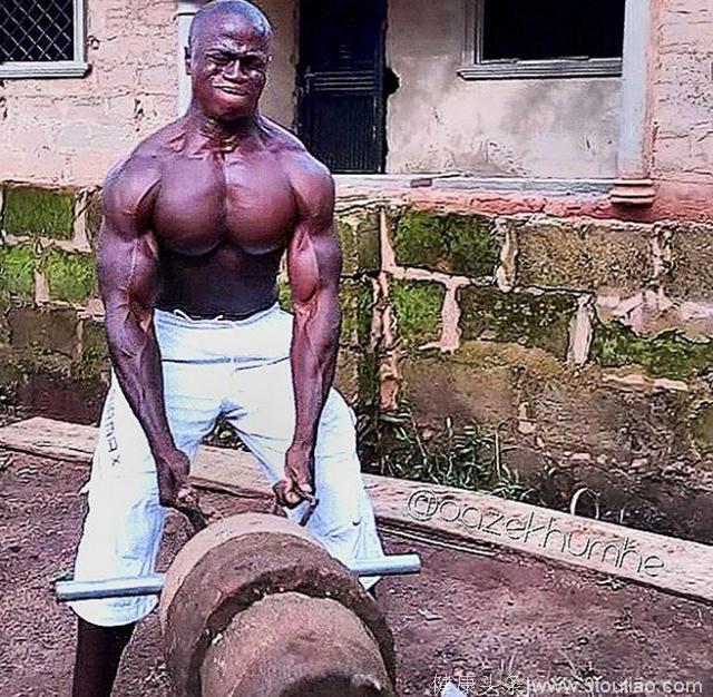 非洲小哥的身体革命，最简易的健身器械，练出最强大的肌肉身躯