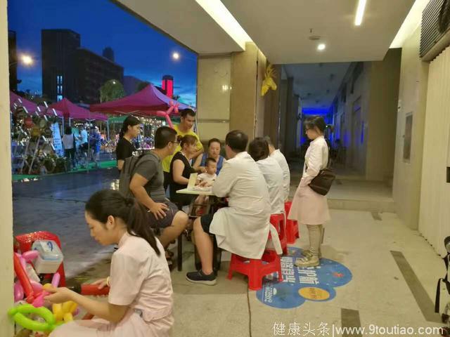 为庆祝建党节和香港回归20周年，齐义门诊将公益带进社区！