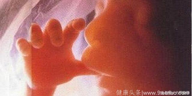 胎宝宝在妈妈子宫里的6个小秘密，他会笑、会哭、会打嗝还会撒尿