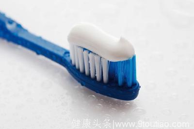 别纠结，刷牙时牙膏到底要不要沾水，简单一步，刷牙干净还防口臭