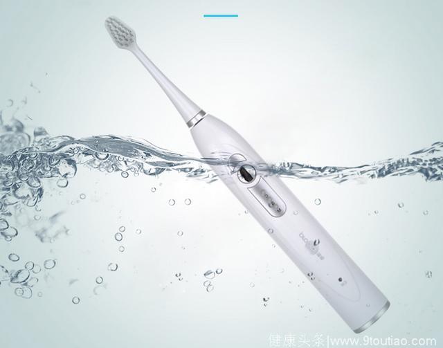 别纠结，刷牙时牙膏到底要不要沾水，简单一步，刷牙干净还防口臭