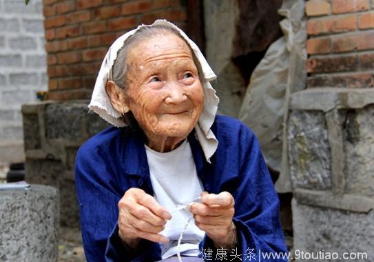 百岁老人说出长寿秘诀，一辈子只吃三样常见食物，才能身体健康