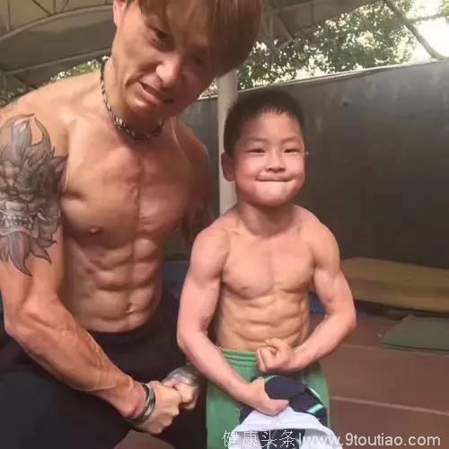 7岁半8块腹肌！杭州的肌肉男都要被这个娃秒杀！怎么练出来的？