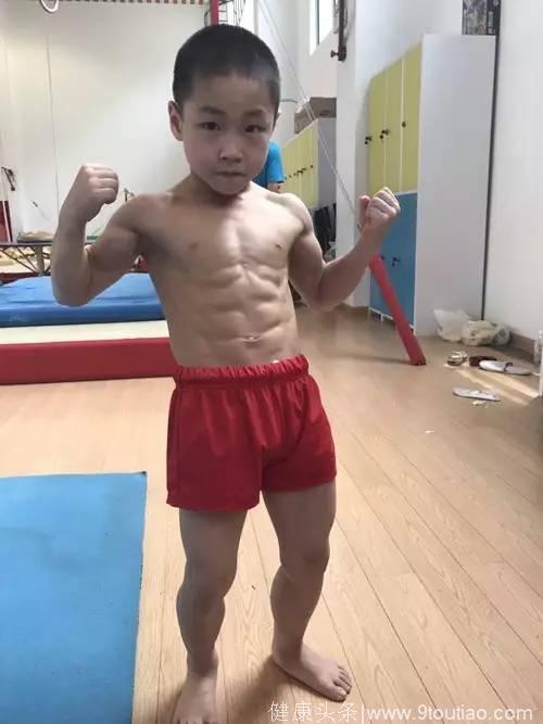 7岁半8块腹肌！杭州的肌肉男都要被这个娃秒杀！怎么练出来的？