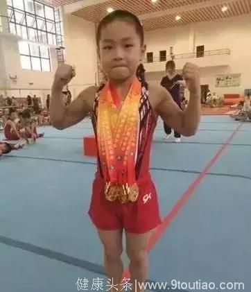 这个7岁的男孩练出了8块腹肌，简直是中国的骄傲！