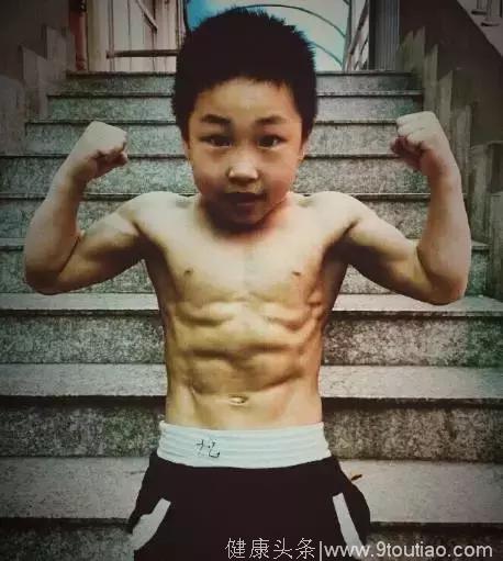 这个7岁的男孩练出了8块腹肌，简直是中国的骄傲！