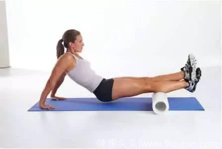 泡沫轴放松肌肉，有效的防止锻炼所致的肌肉酸痛