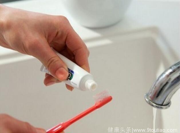 刷牙是用冷水还是热水？很多人都没搞明白，难怪牙齿发黄洗不干净