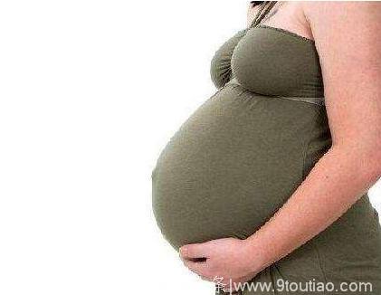 美女怀孕4个月，肚子竟一天天变小，得知真相后婆婆却笑了