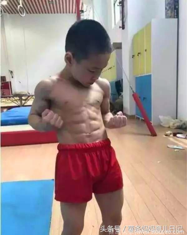 7岁孩子练出八块腹肌，网友质疑练太多肌肉不容易长高，小朋友这么努力就不能夸一句好棒吗？