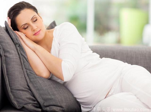 孕期睡姿马虎不得，可别影响胎儿发育！