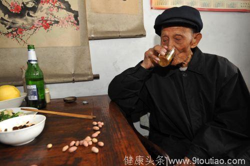 99岁老人，每月喝20多斤烧酒，喝酒有啥“正确方法”？