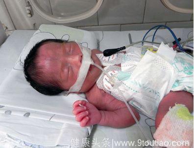 宝宝出生第5天，妈妈哺乳时睡着了，醒来一看一家人哭晕
